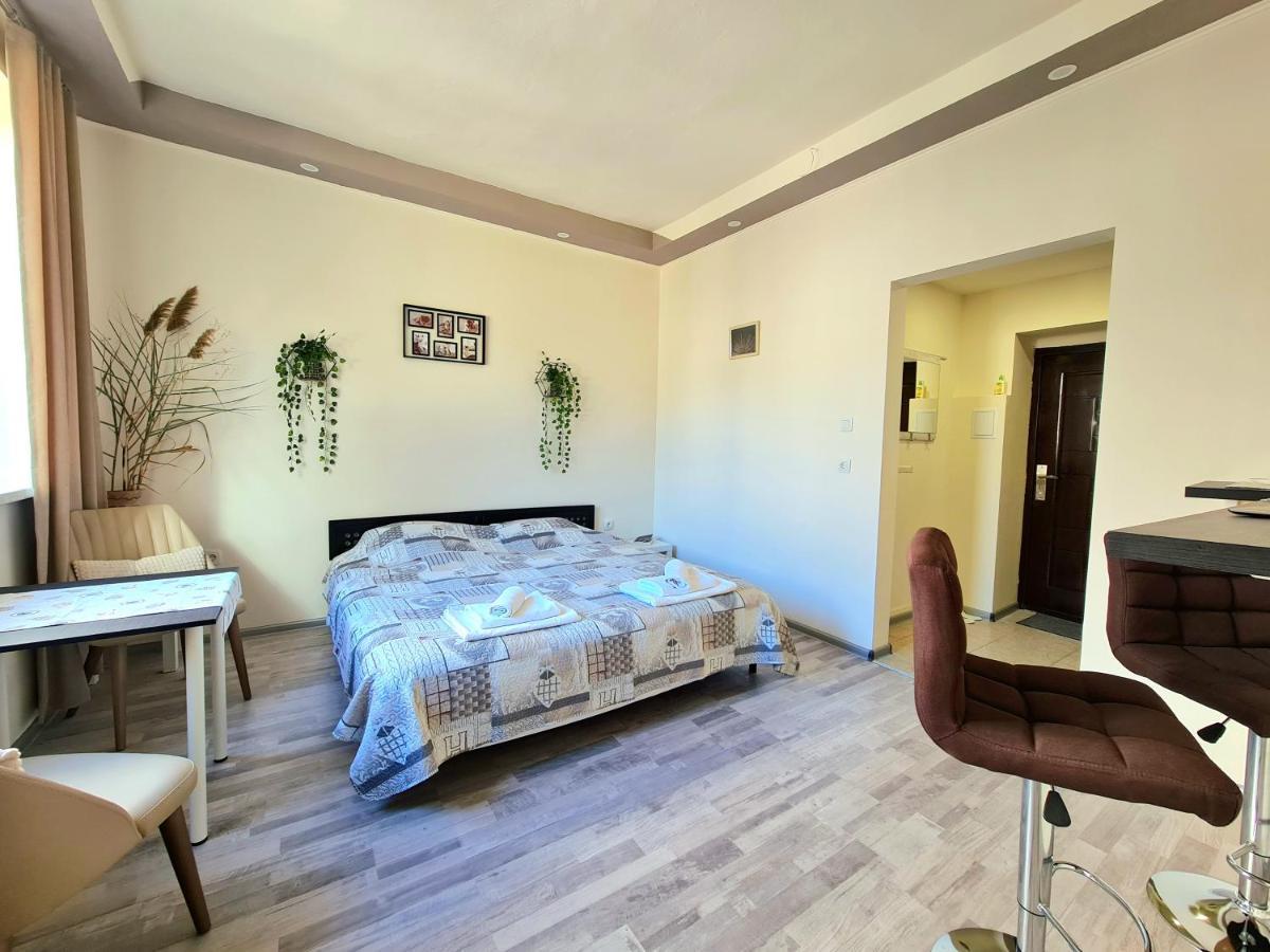 Студио В Центъра На Бургас Apartment ภายนอก รูปภาพ